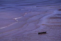 Archipel-des-Comores;-Crépuscule;-France;-Kaleidos;-Kaleidos-images;-La-parole-à-limage;-Laurent-Abad;-Mayotte;-Océan-Indien;-Pirogue;-Pirogue-à-balancier;-Plage;-Stories-Pictures;-Vagues;-Vue-plongeante